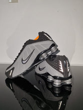 Upload image to gallery viewer, Tênis Nike Shox R4
