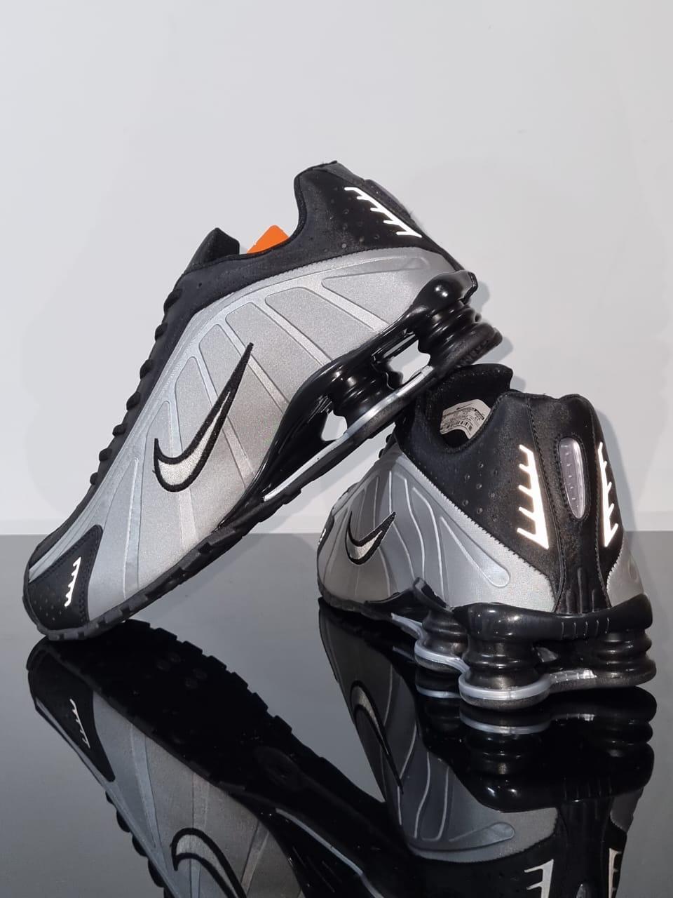 Tênis Nike Shox R4